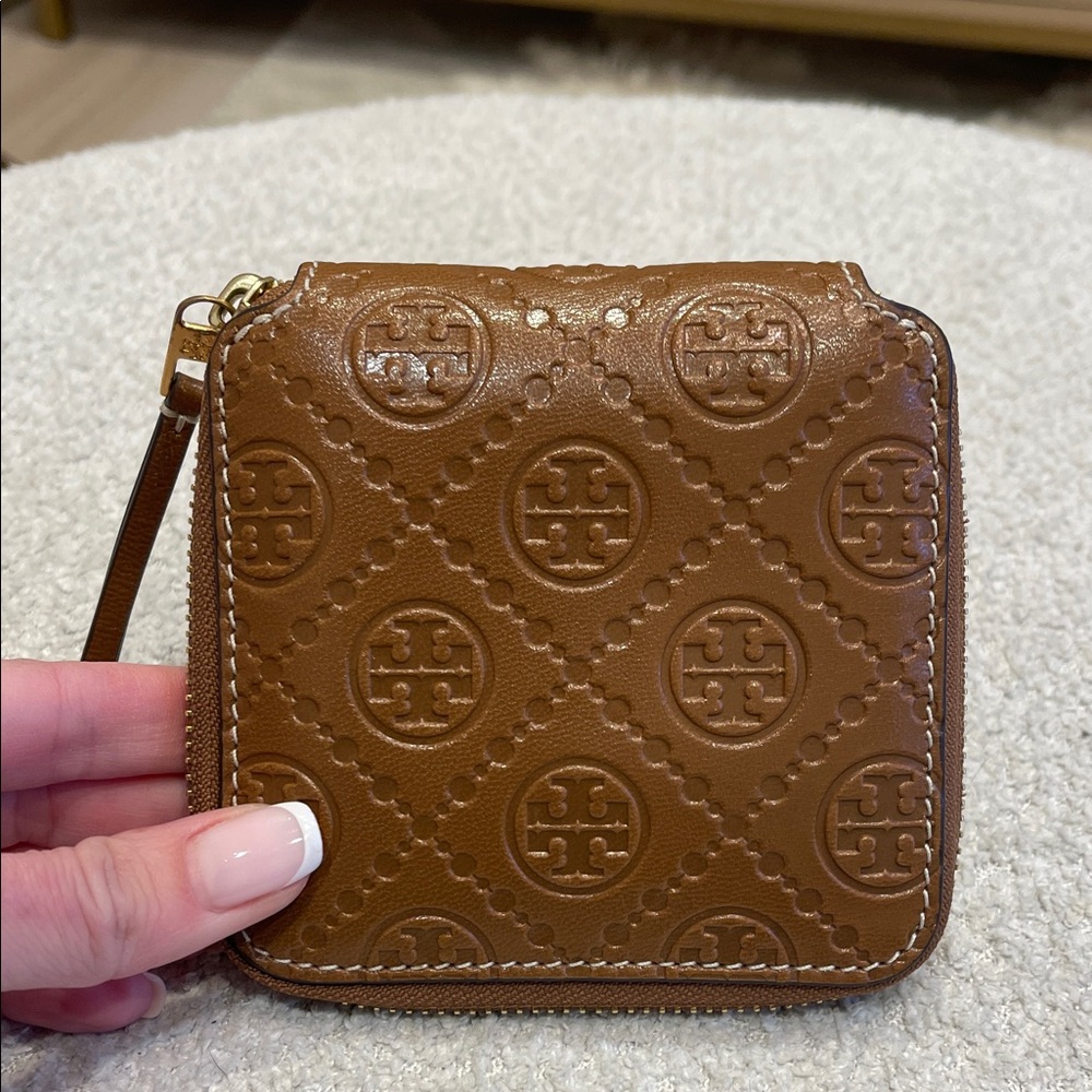 Tory Burch Tan Embossed Logo Wallet - Picture 2 of 4